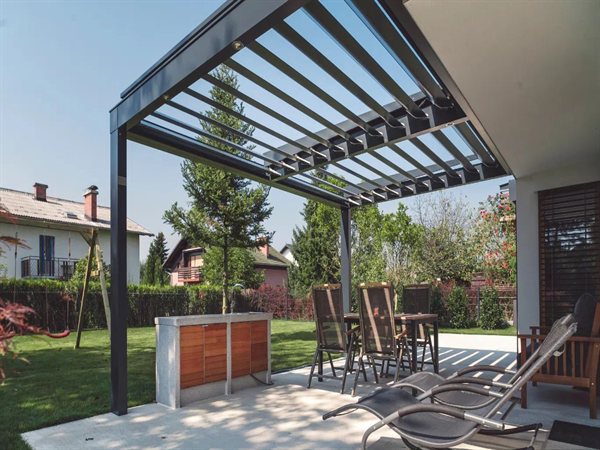 Pergola bioclimatique avec lames orientables